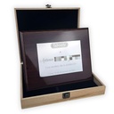 __ext__/ESTUCHE MADERA PLACA DE HOMENAJE - 28x23CM